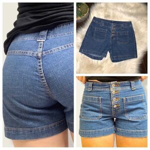 Levi’s 2 patch pocket denim shorts sz 2